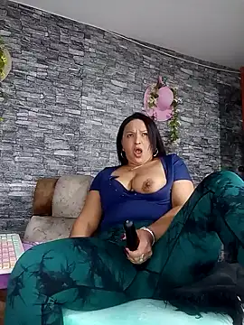 Snapshot of Danna_Paolaa_ chatting on February 5, 6:46 am Danna Paolaa  online show from February 5, 6:46 am