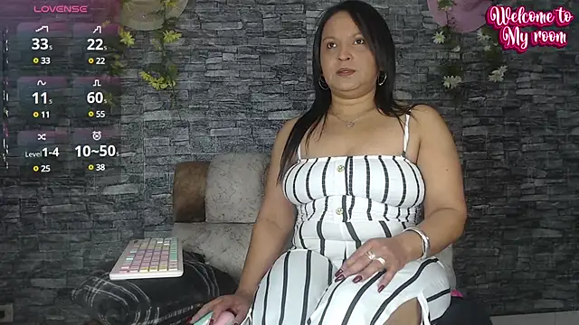 Snapshot of Danna_Paolaa_ chatting on February 18, 2:05 am Danna Paolaa  online show from February 18, 2:05 am