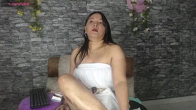 Snapshot of Danna_Paolaa_ chatting on October 14, 5:30 am Danna Paolaa  online show from October 14, 5:30 am