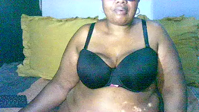 Snapshot of YELLOW_BONE chatting on October 5, 8:29 pm YELLOW BONE online show from October 5, 8:29 pm
