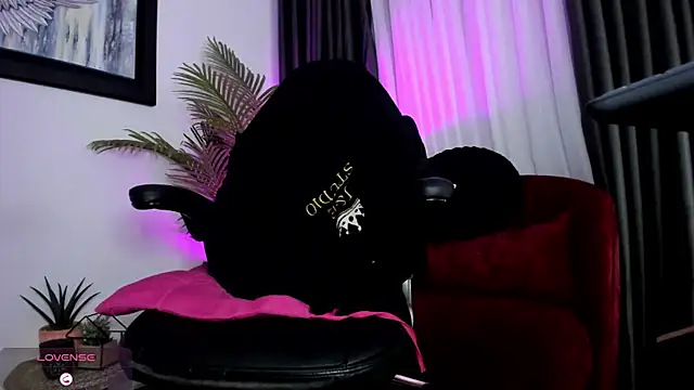 Snapshot of brianahill_ chatting on October 4, 7:23 pm brianahill online show from October 4, 7:23 pm