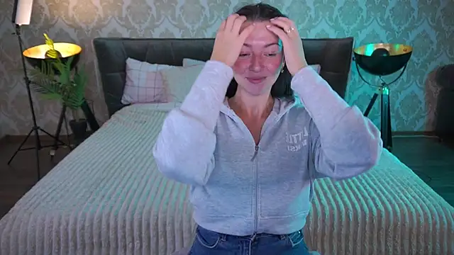 EmilyHalls online show from September 12, 6:02 am
