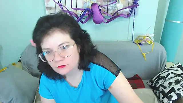 Snapshot of EverlyRays chatting on December 6, 8:37 am EverlyRays online show from December 6, 8:37 am