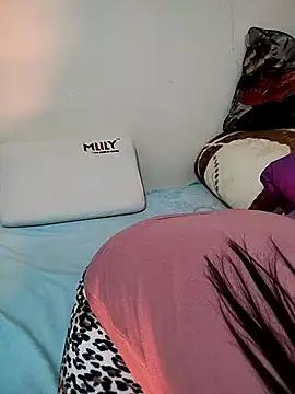 Snapshot of lolo890 chatting on February 20, 1:46 am lolo890 online show from February 20, 1:46 am