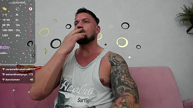 Snapshot of musclemonster31 chatting on January 10, 11:39 pm musclemonster31 online show from January 10, 11:39 pm