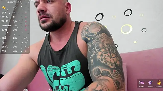 Snapshot of musclemonster31 chatting on January 19, 2:15 am musclemonster31 online show from January 19, 2:15 am