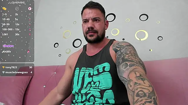 Snapshot of musclemonster31 chatting on January 29, 12:33 am musclemonster31 online show from January 29, 12:33 am
