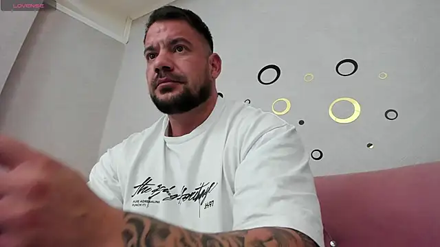 Snapshot of musclemonster31 chatting on February 3, 10:00 pm musclemonster31 online show from February 3, 10:00 pm