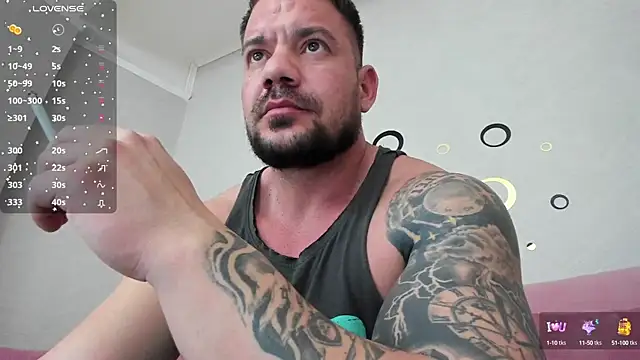 Snapshot of musclemonster31 chatting on February 6, 1:16 am musclemonster31 online show from February 6, 1:16 am