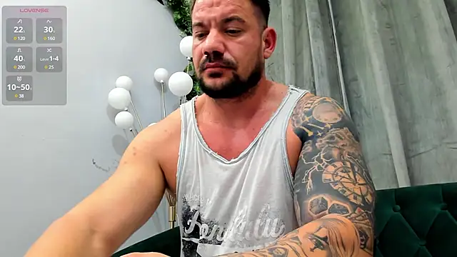 Snapshot of musclemonster31 chatting on February 14, 10:25 pm musclemonster31 online show from February 14, 10:25 pm