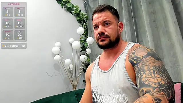 Snapshot of musclemonster31 chatting on February 15, 7:38 am musclemonster31 online show from February 15, 7:38 am