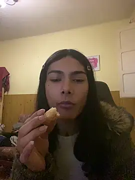 calliemaggotbone online show from April 1, 12:06 pm