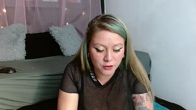 Snapshot of miley_jensen chatting on January 9, 4:52 am miley jensen online show from January 9, 4:52 am
