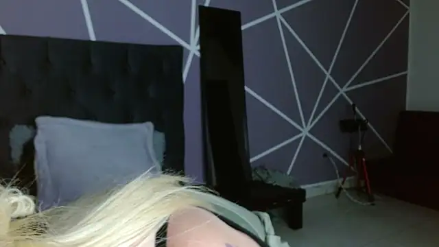 Snapshot of miley_jensen chatting on September 19, 9:11 am miley jensen online show from September 19, 9:11 am