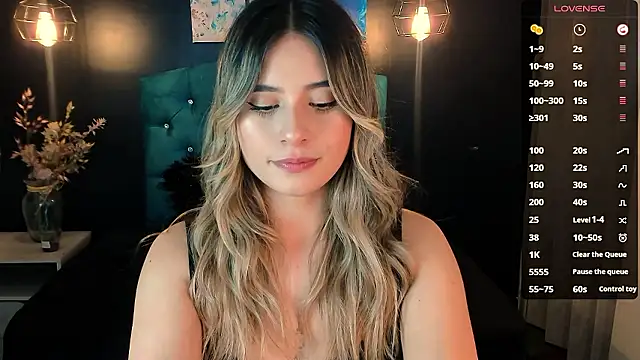 Snapshot of KiaraCarter chatting on December 3, 7:55 pm KiaraCarter online show from December 3, 7:55 pm