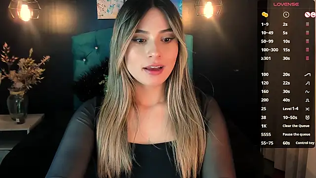 Snapshot of KiaraCarter chatting on December 4, 7:45 pm KiaraCarter online show from December 4, 7:45 pm