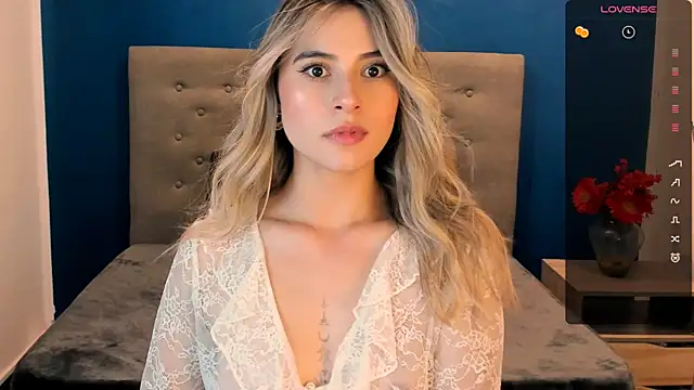 Snapshot of KiaraCarter chatting on December 10, 7:43 pm KiaraCarter online show from December 10, 7:43 pm