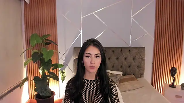 Coralinnee  online show from April 25, 3:09 am