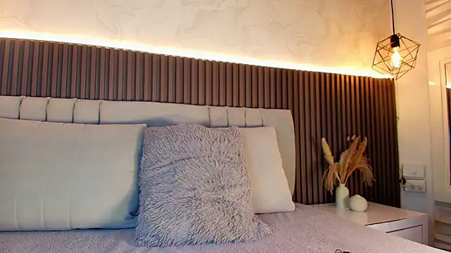 SHANONCLARK online show from January 6, 7:17 pm