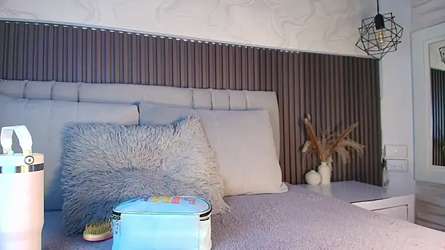 SHANONCLARK online show from February 21, 11:11 am