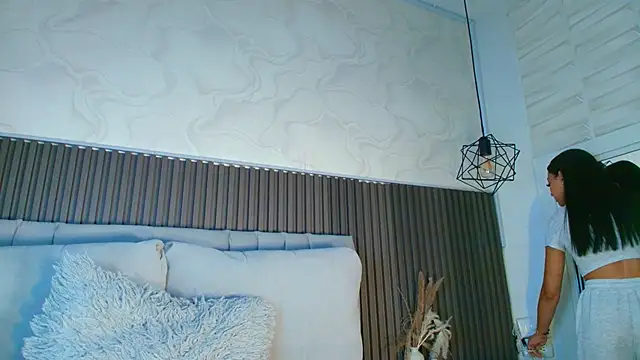 SHANONCLARK online show from April 6, 7:04 pm