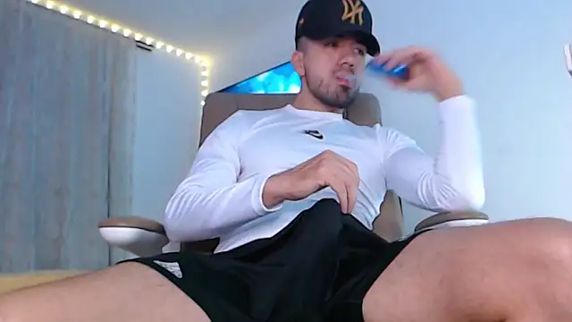 Snapshot of taylor_cruz chatting on March 13, 2:51 am taylor cruz online show from March 13, 2:51 am