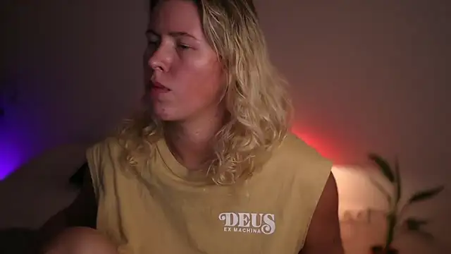 moonamii online show from October 7, 7:33 pm