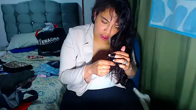 Snapshot of AmaraRoberts420 chatting on January 15, 5:01 am AmaraRoberts420 online show from January 15, 5:01 am