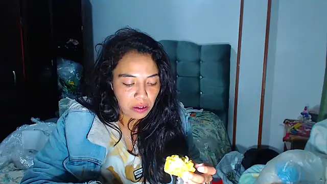 Snapshot of AmaraRoberts420 chatting on January 17, 6:29 am AmaraRoberts420 online show from January 17, 6:29 am