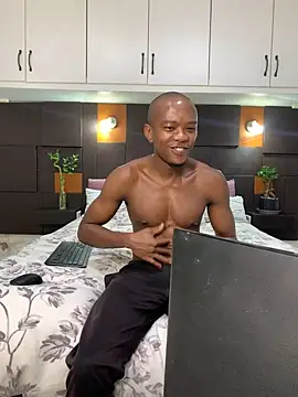 Snapshot of iCrushYenu chatting on February 9, 1:00 am iCrushYenu online show from February 9, 1:00 am