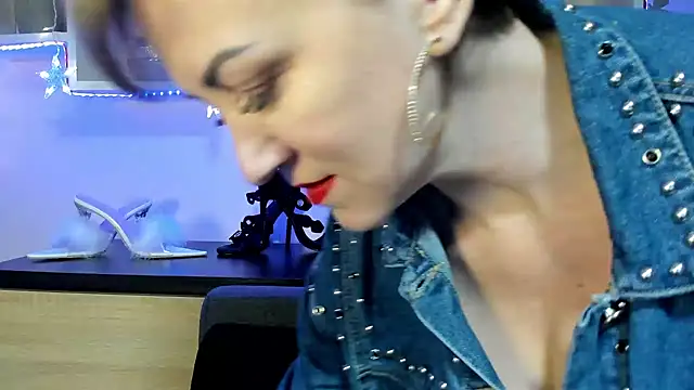 Snapshot of feliziaDesire chatting on January 21, 2:05 pm feliziaDesire online show from January 21, 2:05 pm