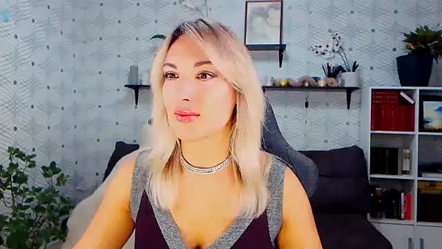 MillaXQueen online show from November 4, 1:54 pm