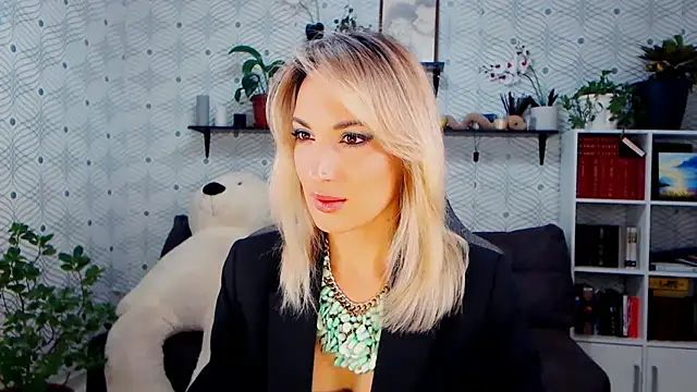 MillaXQueen online show from November 18, 2:43 pm