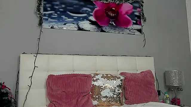 JuliaHunts online show from December 31, 8:04 am