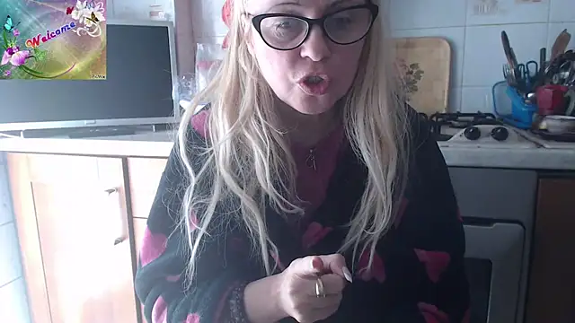 Snapshot of martachatte chatting on October 4, 9:18 am martachatte online show from October 4, 9:18 am