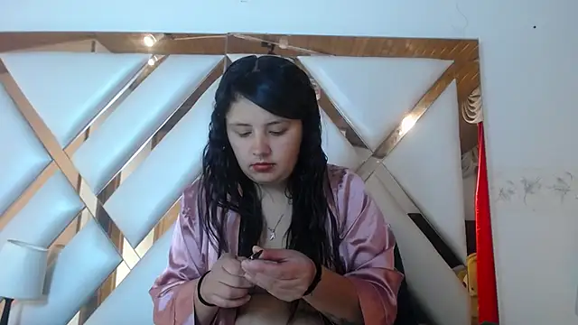 Snapshot of nathaly_low1 chatting on May 12, 1:19 pm nathaly low1 online show from May 12, 1:19 pm