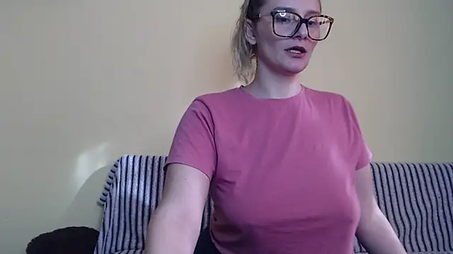 Snapshot of alicesweet21 chatting on February 6, 8:18 am alicesweet21 online show from February 6, 8:18 am