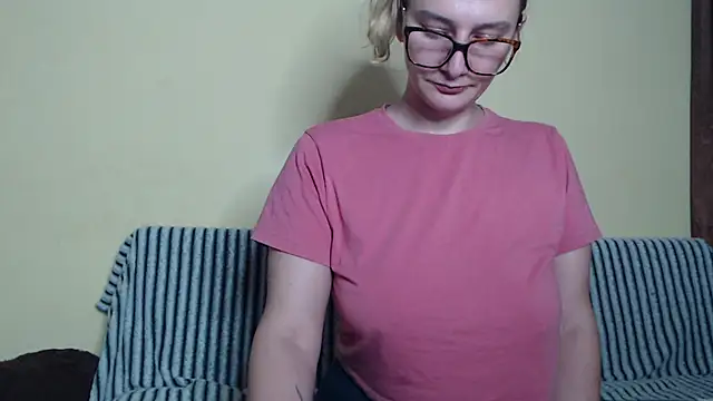 Snapshot of alicesweet21 chatting on February 7, 6:24 am alicesweet21 online show from February 7, 6:24 am