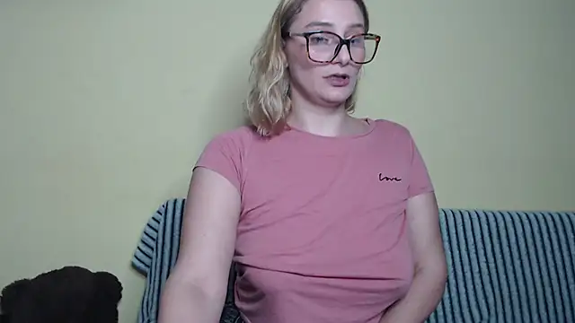 Snapshot of alicesweet21 chatting on February 8, 10:19 pm alicesweet21 online show from February 8, 10:19 pm