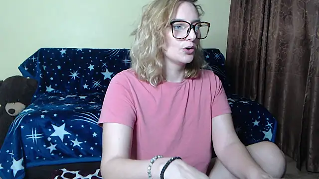 Snapshot of alicesweet21 chatting on February 23, 3:02 am alicesweet21 online show from February 23, 3:02 am