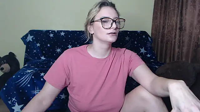 Snapshot of alicesweet21 chatting on February 25, 5:19 am alicesweet21 online show from February 25, 5:19 am