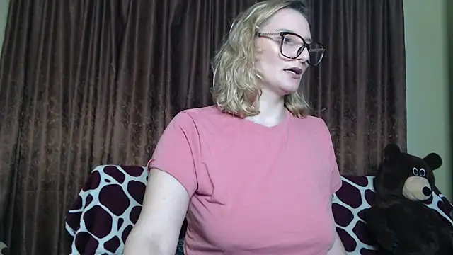 Snapshot of alicesweet21 chatting on March 4, 12:50 am alicesweet21 online show from March 4, 12:50 am