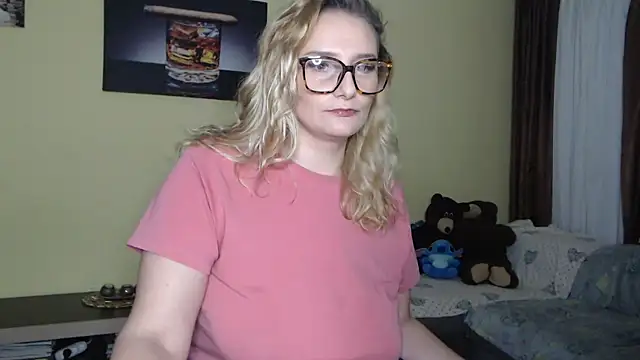 Snapshot of alicesweet21 chatting on January 14, 10:03 pm alicesweet21 online show from January 14, 10:03 pm