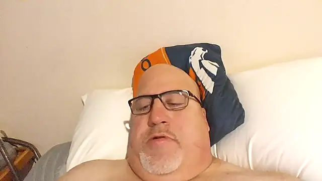 Snapshot of Bigbear0563 chatting on February 2, 5:37 pm Bigbear0563 online show from February 2, 5:37 pm