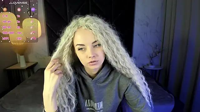 StephanieSweety online show from March 17, 1:50 pm