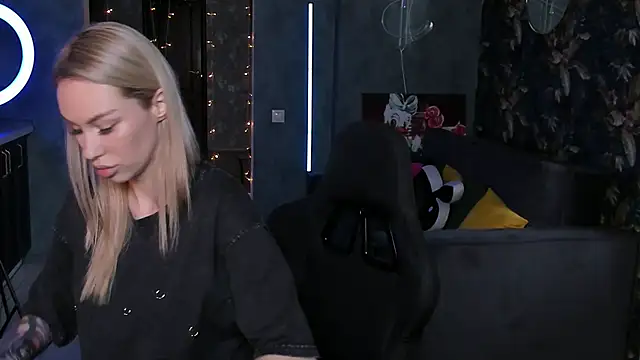 Snapshot of Blckmirrorr chatting on October 22, 4:24 am Blckmirrorr online show from October 22, 4:24 am