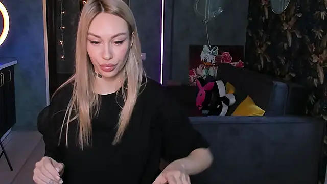 Snapshot of Blckmirrorr chatting on October 25, 8:00 am Blckmirrorr online show from October 25, 8:00 am