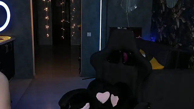 Snapshot of Blckmirrorr chatting on October 29, 10:50 am Blckmirrorr online show from October 29, 10:50 am