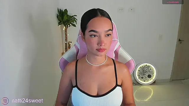 Snapshot of sharlotte_23 chatting on June 25, 12:21 am sharlotte 23 online show from June 25, 12:21 am