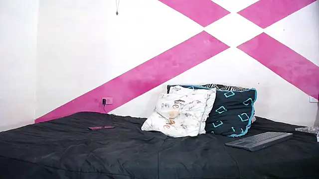 Snapshot of MIA_luxce29 chatting on January 8, 1:32 am MIA luxce29 online show from January 8, 1:32 am